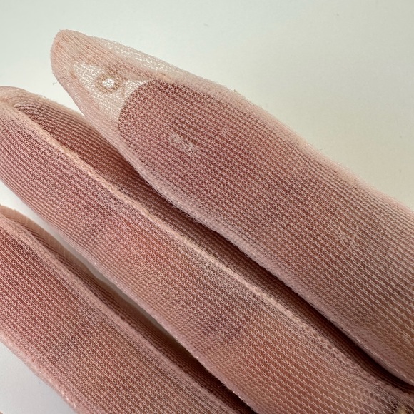 Vintage pink lace gloves Womens sheer ruched wrist length gloves Medium 60s 50s - Picture 7 of 9